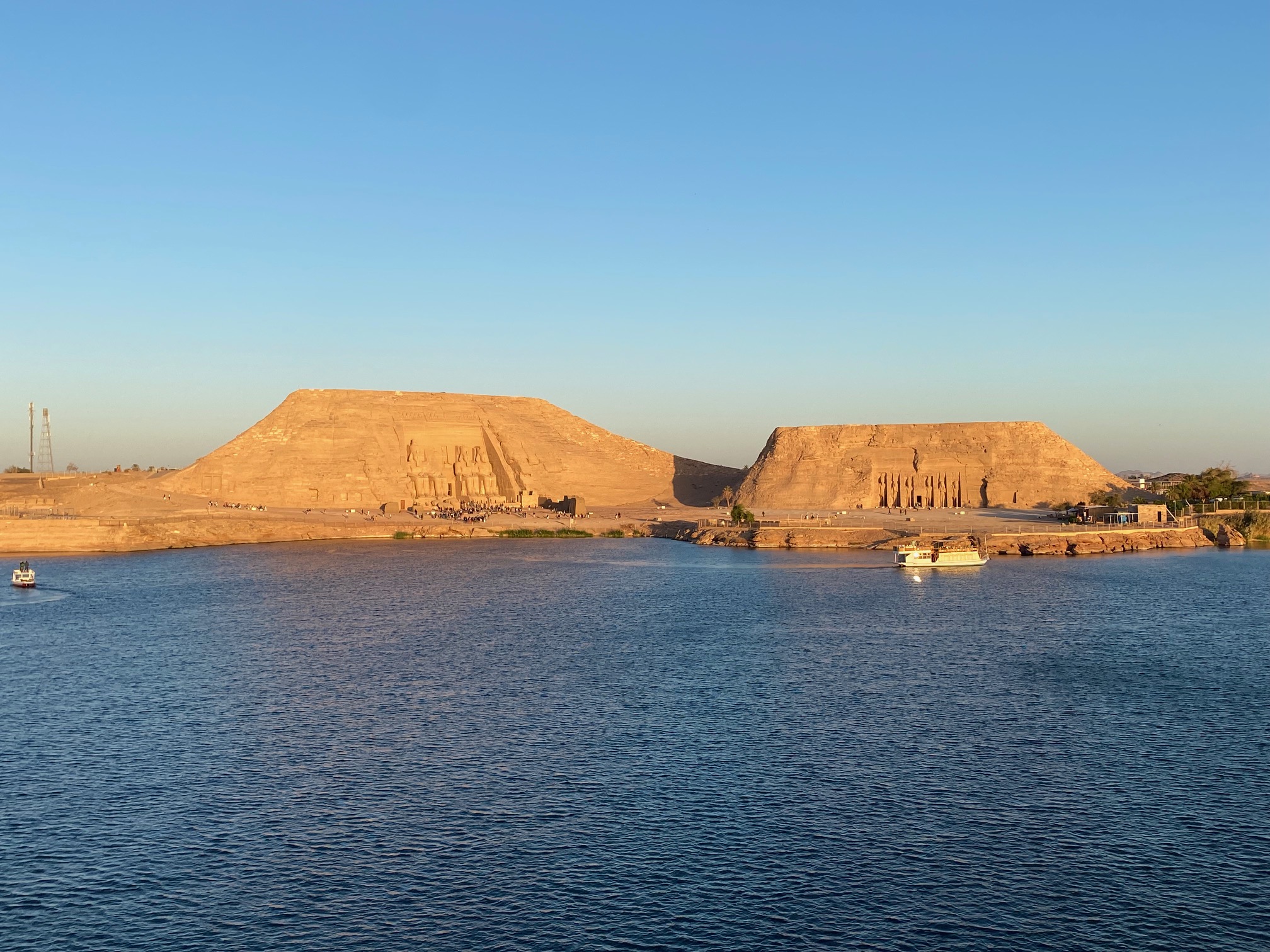 abu-simbel-vom-schiff abu-simbel-vom-schiff